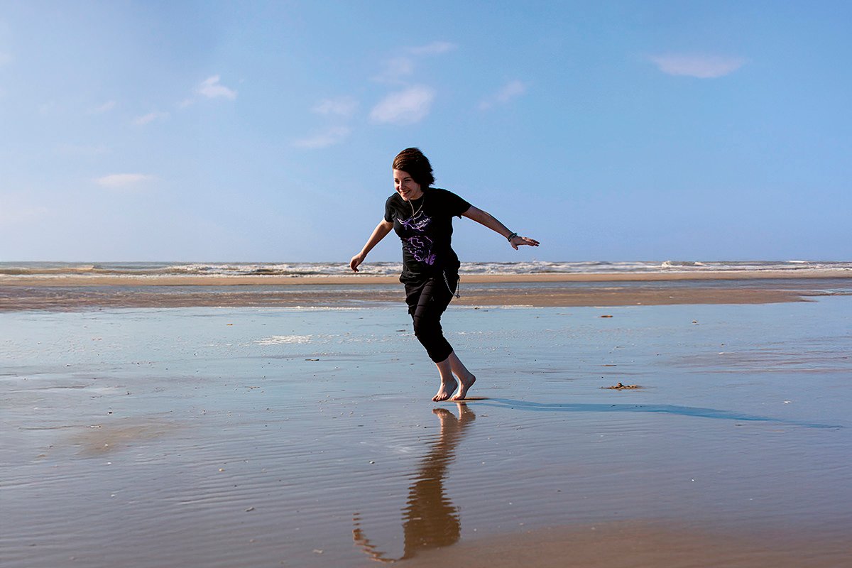Jong meisje op het strand, symbool van vrijheid en lichamelijke autonomie